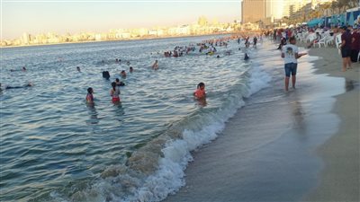 شواطئ الإسكندرية تعود مرة أخرى لطبيعتها بعد موجة اضطرابات خلال العيد.. ودرجة الحرارة 29