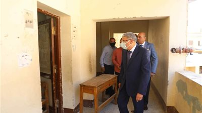 محافظ المنيا يتابع انتظام سير امتحانات الثانوية العامة بعدد من اللجان بمركز أبو قرقاص