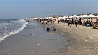 الكرسي يصل 10 جنيهات.. إقبال متوسط على شاطئ بورسعيد العام | صور وفيديو 