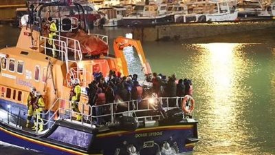 في ظل أزمتها مع فرنسا.. بريطانيا تنفق 39 ألف جنيه إسترليني لشراء البيتزا للمهاجرين العالقين بالقناة