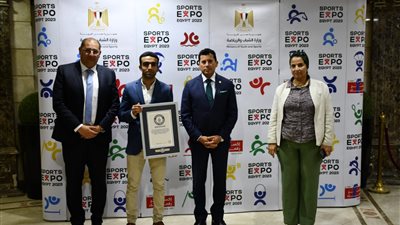 وزير الرياضة يُكرم على منير صاحب الرقم القياسي بموسوعة جينيس في الجامب اسكوات
