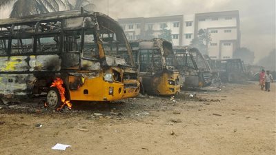 غضب شعبي وحرق حافلات وإصابات في صفوف قوات الشرطة بسبب انتحار فتاة بمدرسة هندية