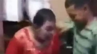 سائق يجبر شابا على ارتداء ملابس نساء وتصويره تحت التهديد لوجود علاقة مع شقيقته بمنشأة القناطر