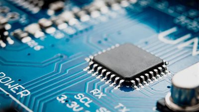 ترامب يفرض رسوما جمركية بنسبة 100% على رقائق أشباه الموصلات المستوردة