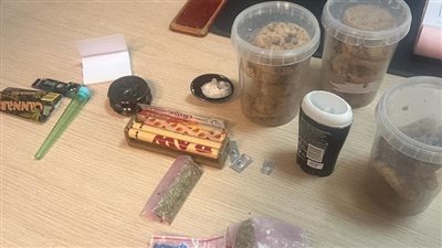 ضبط راكب بحوزته مخدر الماريجوانا بمطار القاهرة الدولي وآخر بمبلغ مالي كبير 