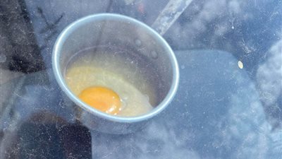 بسبب موجة الحر القياسية.. بريطانية تقلي البيض على لوحة القيادة في السيارة | صور