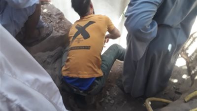 ننشر الصور الأولى من موقع انهيار بئر على أسرة كاملة في قنا 
