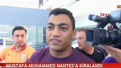 مصطفى محمد يودع زملائه في جالطة سراي بالدموع