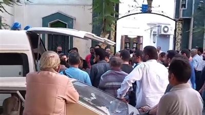 المئات يشيعون جثامين أسرة كاملة بأسيوط ضحايا حادث المنيا| فيديو