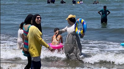 مياه صافية وأمواج هادئة.. رواد بورسعيد يمارسون السباحة في شواطئ المتوسط | صور وفيديو