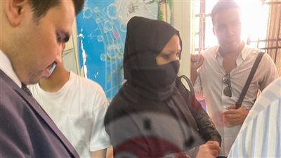 وصول والدة شيماء جمال إلى محكمة الجيزة لحضور أولى جلسات محاكمة قاتل ابنتها وصديقه | صور