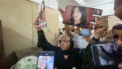 لحظة ترحيل المتهم بقتل شيماء جمال.. ووالدتها: يا حرامي يا اللي قتلت بنتي | فيديو