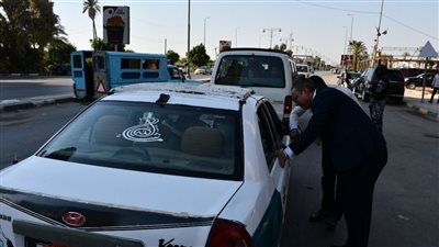 بيوقف العربيات ويسأل المواطنين عن الأجرة.. كمين مفاجئ لمحافظ الفيوم لمتابعة الالتزام بالتعريفة الجديدة