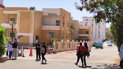 توافد طلاب الثانوية العامة بالغردقة على اللجان ووصول أوراق الاسئلة|صور