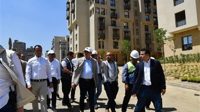 وزير الإسكان يتفقد مشروع تطوير منطقة سور مجرى العيون.. ويشدد على الإسراع في التنفيذ