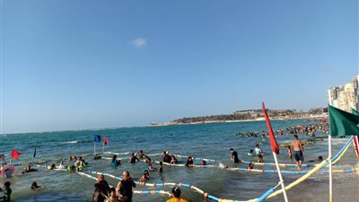 حاسس إني شايف البحر.. فرحة المكفوفين بنزول أول شاطئ مُجهز لهم بالإسكندرية