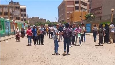 حزن بين طلاب الثانوية العامة بأسيوط بسبب امتحاني الاستاتيكا والأحياء | فيديو