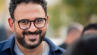 أكرم حسني يهدي جائزته لـ سمير غانم عقب تكريمه في وشوشة 2022: الأب الروحي واتعملت منه