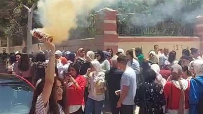بالألعاب النارية والزغاريد.. طلاب الثانوية العامة يودعون الامتحانات بالاحتفال أمام أبواب اللجان بالمحافظات | بث مباشر
