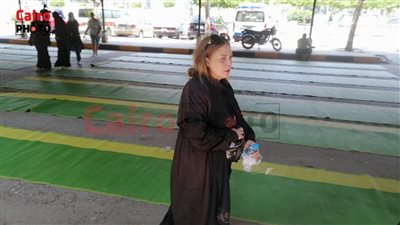 انهيار نهلة سلامة أثناء تشييع جثمان والدتها من مسجد مصطفى محمود