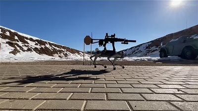 روبوت مرعب..مخترع روسي ينشر مقطع لـ كلب مُسلح يطلق النار برشاش مثبت على ظهره