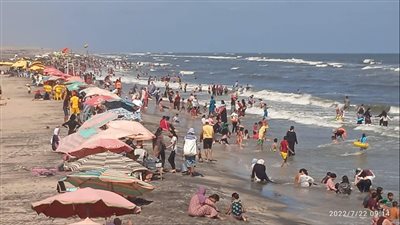 وسط انتشار المنقذين.. إقبال كبير وزحام بمصيف بلطيم | صور 