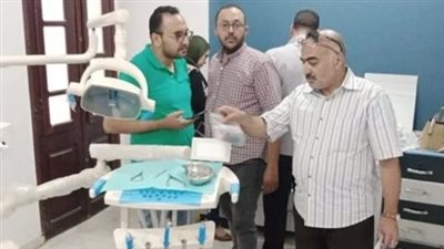 يمتلك عيادتين.. القبض على طالب جامعي ينتحل طبيب أسنان ويعالج المرضى بسوهاج | بث مباشر 