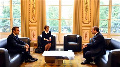 السيسي من الإليزيه: الحوار والحلول الدبلوماسية بشأن أوكرانيا يخففان من أزمة الأسواق العالمية 