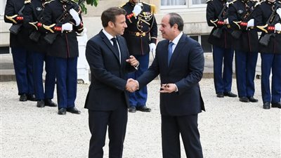 السيسي يبحث مع نظيره الفرنسي جهود إعادة إعمار غزة