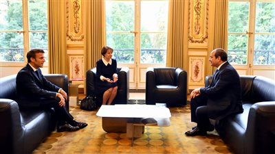 ماكرون يشيد بجهود السيسي في صون السلم والأمن الإقليميين