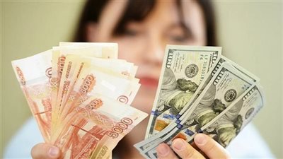 الروبل الروسي ينخفض إلى أكثر من 100 أمام الدولار