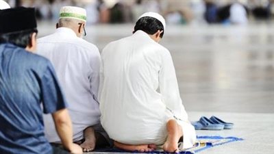 ما حكم صلاة من يصلي منفردًا خلف الصفوف؟.. الإفتاء توضح