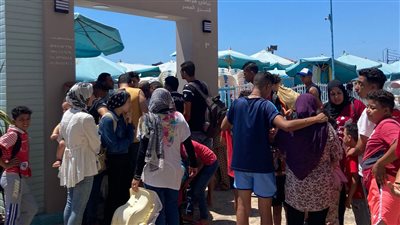 استمرار الإقبال على شواطئ الإسكندرية بالتزامن مع ارتفاع درجات الحرارة 