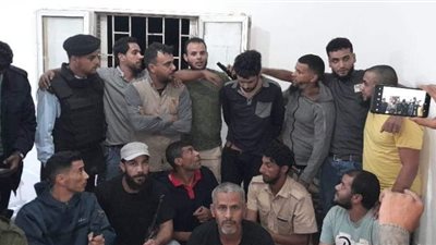 بعد إطلاق مصري النار على ليبية رفضت الزواج منه.. ليبيون يهاجمون المصريين ويغلقون محالهم والأمن يتدخل