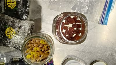 جمارك مطار القاهرة تضبط راكبة بحوزتها كوكتيل مخدرات