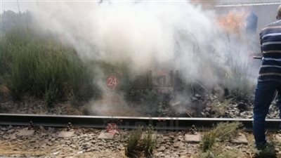 نشوب حريق على شريط السكة الحديد بمنطقة البدرشين | صور
