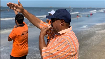 الأسرة بـ 50 جنيهًا.. شاطئ بورسعيد يشهد إقبالًا متوسطًا من المصطافين | صور وفيديو