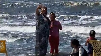 صورة سيلفي مبهجة لسيدة مصرية على شاطئ الغلابة ببورسعيد | فيديو 