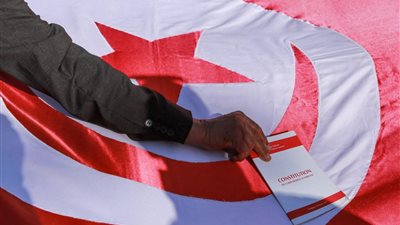 محام تونسي: التونسيون ينتظرون في المقاهي لطي صفحة الإخوان بالموافقة على الدستور الجديد 