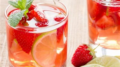 خطوة بخطوة.. طريقة عمل عصير الليمون بالفراولة والثلج في البيت