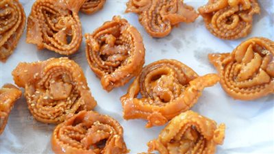 بخطوات بسيطة.. طريقة عمل حلوى الشباكية المغربية في المنزل