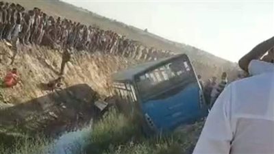 مصرع 6 أشخاص وإصابة 10 آخرين إثر انقلاب أتوبيس وميكروباص غربي الإسكندرية