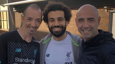محمد صلاح يلتقط صورًا مع مشجع ليفربول الوفي (فيديو)