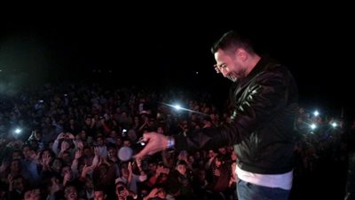 حمادة هلال لطلاب جامعة القاهرة: “هاعملكم حفلة تانية قريب”