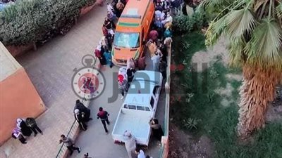 تجمهر أهالي الطالبات المختنقات بسبب “قطة” في محيط المستشفى للاطمئنان عليهم (صور وفيديو)