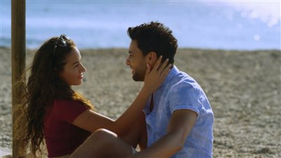 أحمد جمال يعيش قصة حب مع فتاة يونانية في “قصاد عيوني” (صور وفيديو)