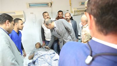 محافظ كفر الشيخ وقائد المنطقة الشمالية يطمئنان على حالة طالب أصيب خلال تدريبات