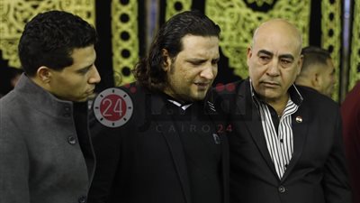 انهيار الابن “الكفيف” للراحل شعبان عبد الرحيم أثناء تلقي عزاء والده (صور وفيديو)