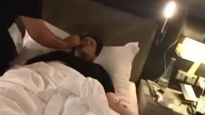 “مركبة محاليل وبتعمل ميك آب”.. بدرية طُلبة تتحدى المرض لتستكمل عرض مسرحيتها (فيديو)