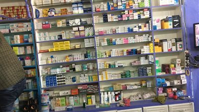 تشميع صيدلية وضبط 30 ألف عبوة لبن أطفال وأدوية مهربة بالشرقية (صور)